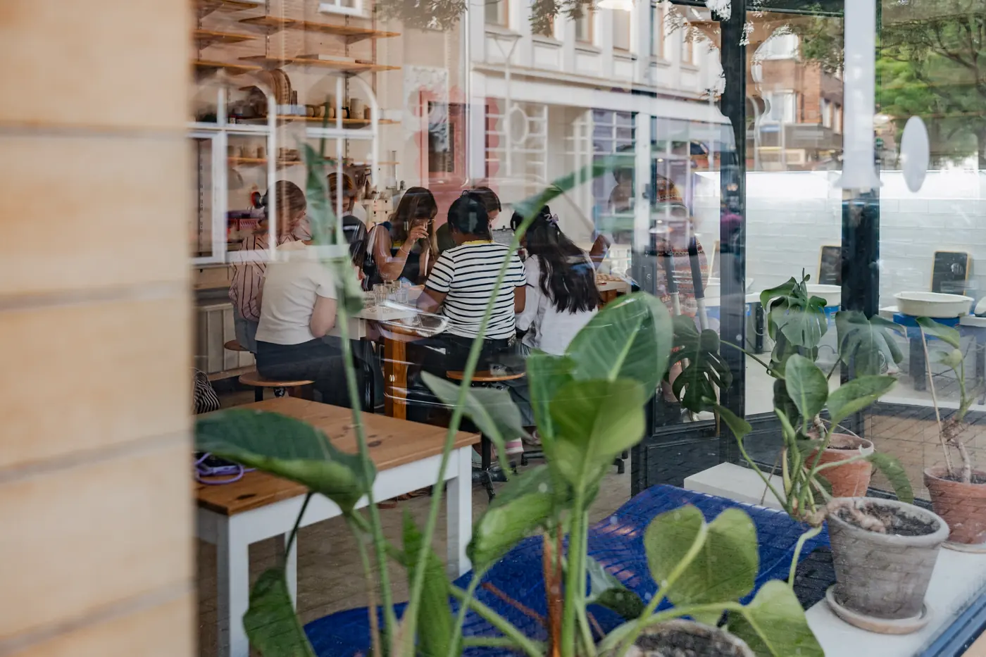 Blick durch das Schaufenster ins Sparkle Studio in Kleve während eines Workshops